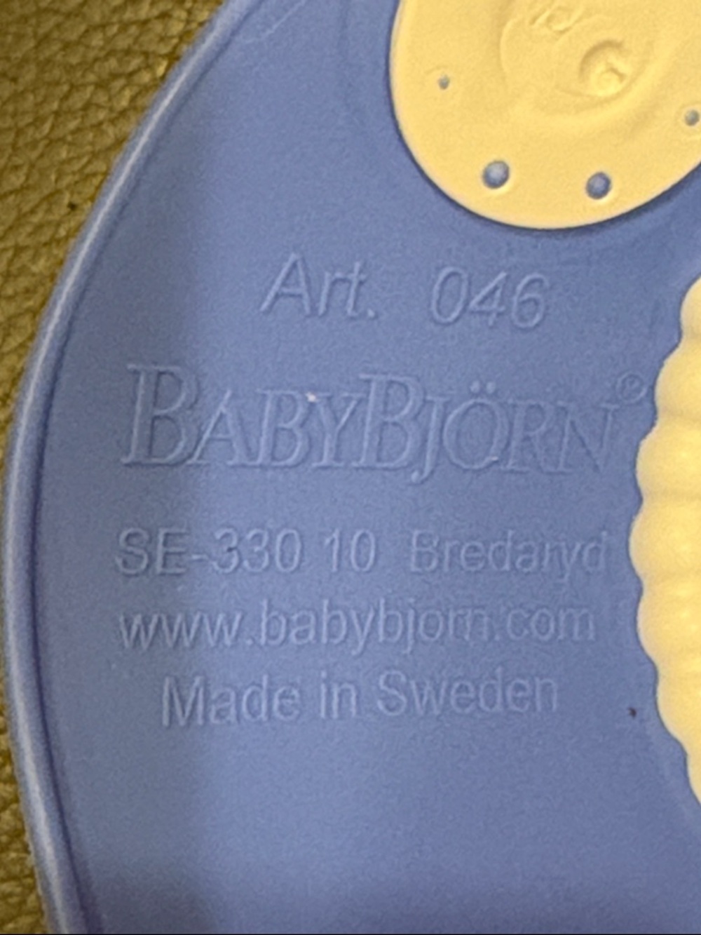 BabyBjörn Soft Silicone Bibs in Blue and Red 2-Pack - Picture 5 of 6